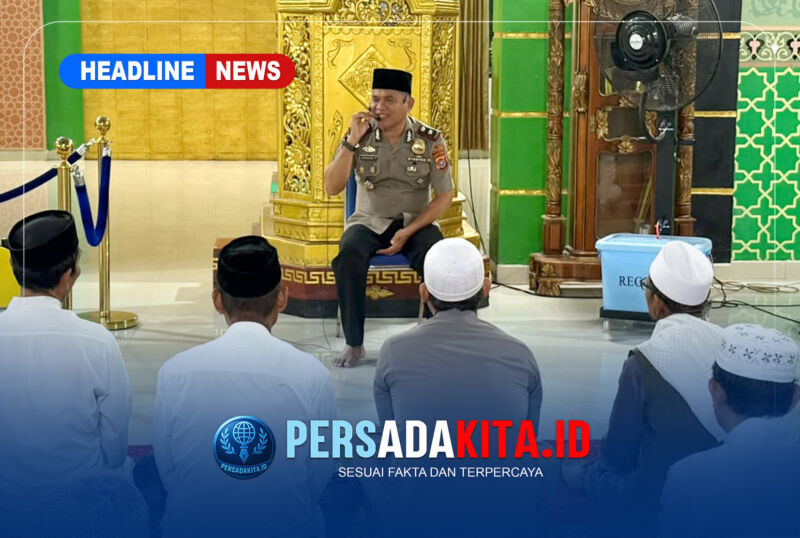 Wakapolres Konawe Kompol Hasruddin, S.E., M.E. menyampaikan arahan dan edukasi bahaya narkoba di hadapan jamaah Masjid Babusallam Unaaha, Sabtu subuh (17/10/2026).