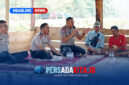 Wakapolres Konawe, Kompol Hasruddin, S.E., M.E., (tengah) memberikan edukasi kamtibmas dan bahaya narkoba kepada warga Kelurahan Tuoy dengan duduk bersila di atas tikar, Kamis (22/10/2026). (Foto: Humas Polres Konawe)