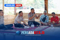 Wakapolres Konawe, Kompol Hasruddin, S.E., M.E., (tengah) memberikan edukasi kamtibmas dan bahaya narkoba kepada warga Kelurahan Tuoy dengan duduk bersila di atas tikar, Kamis (22/10/2026). (Foto: Humas Polres Konawe)