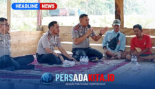 Wakapolres Konawe, Kompol Hasruddin, S.E., M.E., (tengah) memberikan edukasi kamtibmas dan bahaya narkoba kepada warga Kelurahan Tuoy dengan duduk bersila di atas tikar, Kamis (22/10/2026). (Foto: Humas Polres Konawe)