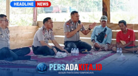 Wakapolres Konawe, Kompol Hasruddin, S.E., M.E., (tengah) memberikan edukasi kamtibmas dan bahaya narkoba kepada warga Kelurahan Tuoy dengan duduk bersila di atas tikar, Kamis (22/10/2026). (Foto: Humas Polres Konawe)