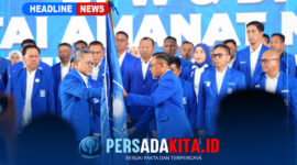 Ketua Umum PAN Zulkifli Hasan menyerahkan bendera pataka kepada Ketua DPW PAN Sultra Yusran Akbar dalam prosesi pengukuhan di Hotel Claro Kendari, Selasa (6/10/2026).