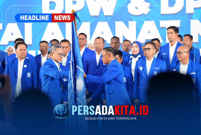 Ketua Umum PAN Zulkifli Hasan menyerahkan bendera pataka kepada Ketua DPW PAN Sultra Yusran Akbar dalam prosesi pengukuhan di Hotel Claro Kendari, Selasa (6/10/2026).